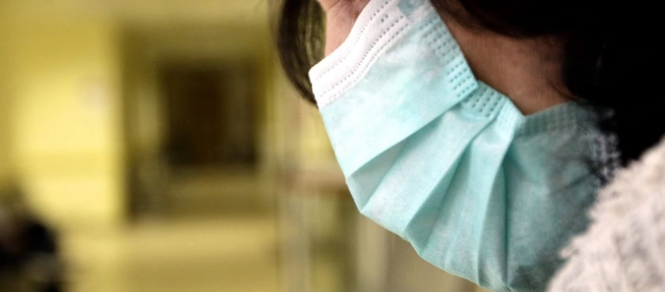 ΕΚΠΑ: Η πραγματική βοήθεια της μάσκας για να μην κολλήσουμε κορωνοϊό